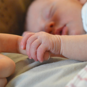 Dedo y manita de bebe